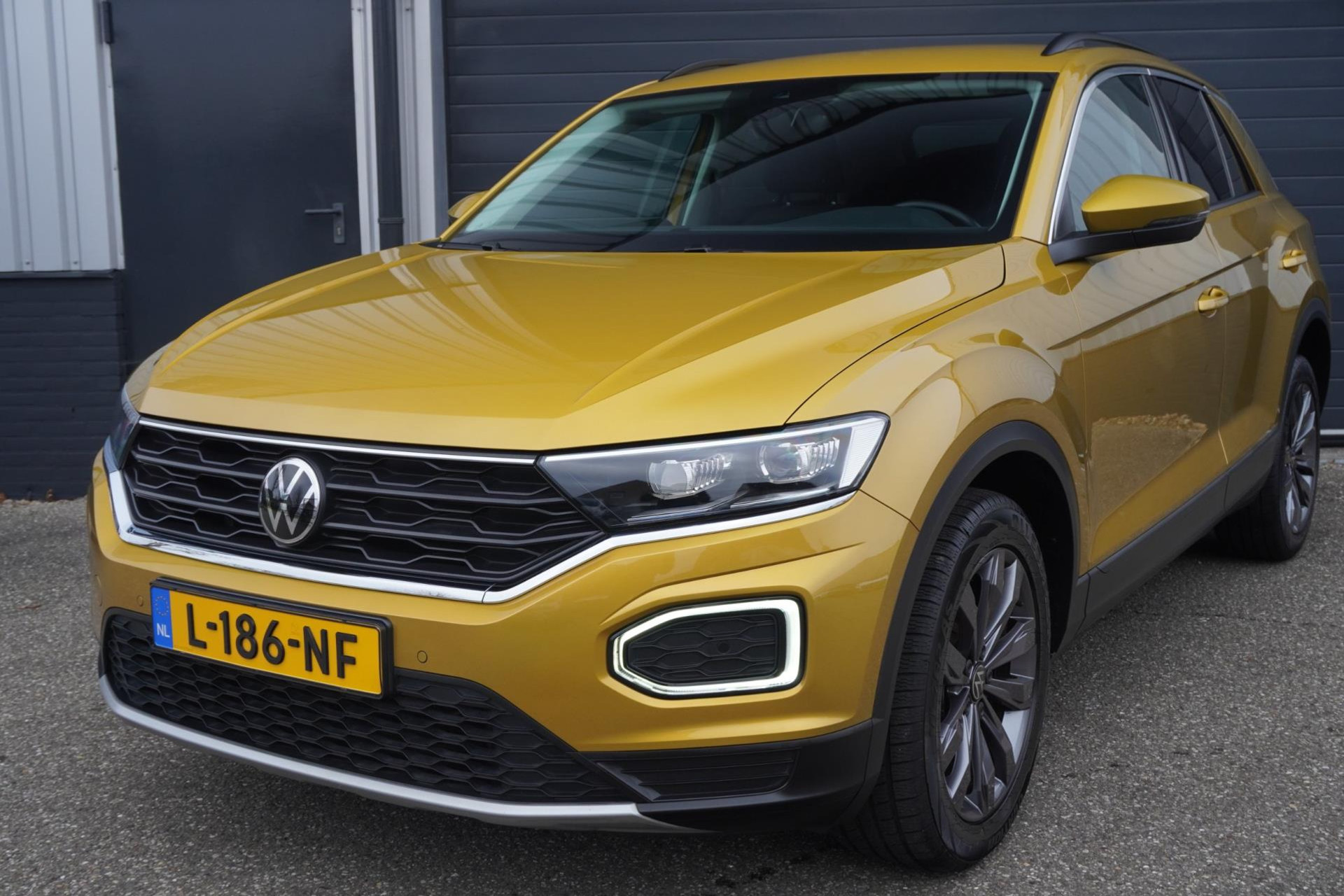 Volkswagen T-Roc 1.0 TSI Style Business | Navigatie | PDC | Climat | All Season Banden 51151567-0.jpg | Autobedrijf Boshouwers de Beer